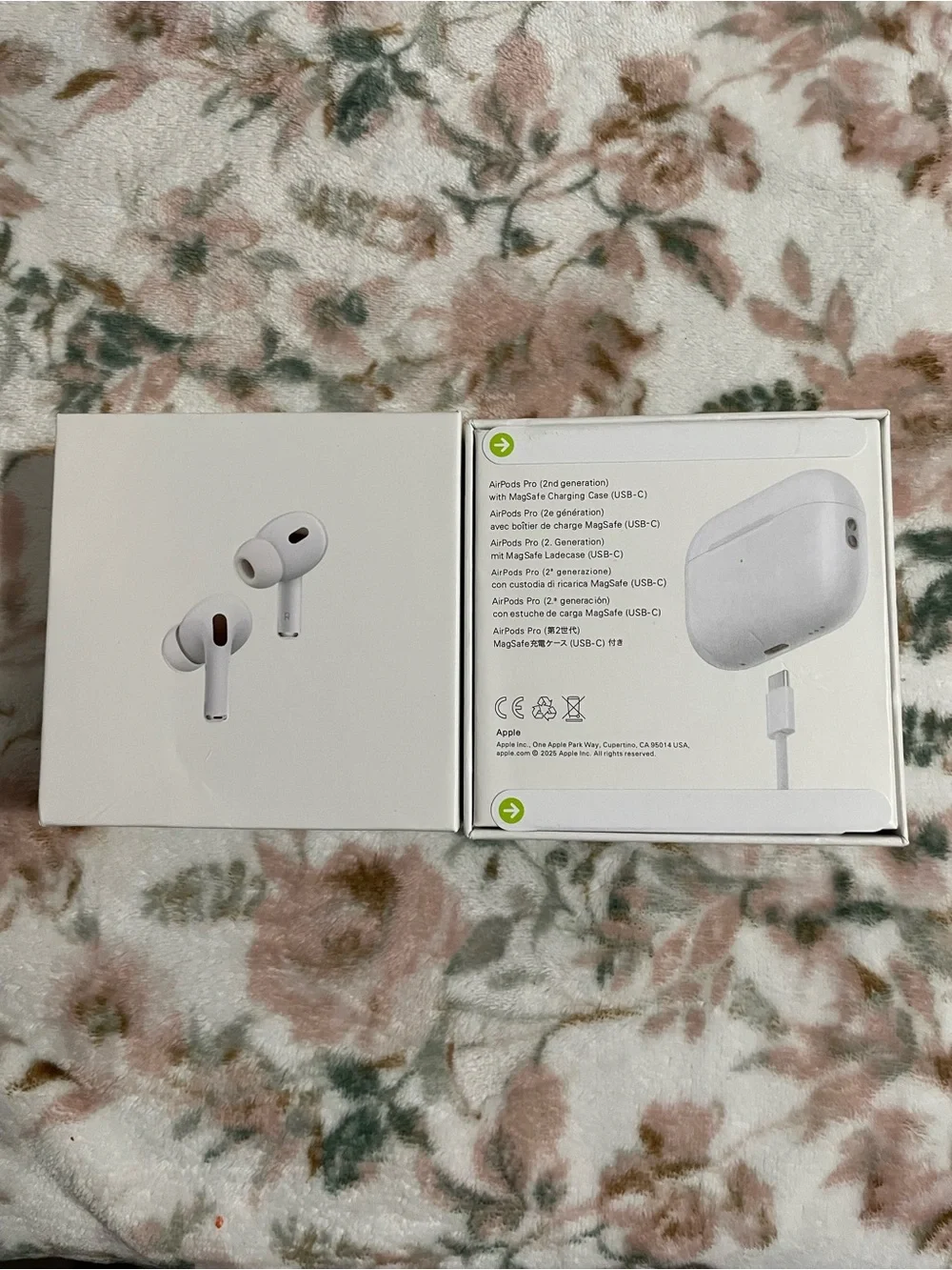 Wireless In‑Ear Earbuds in White - True Wireless Stereo